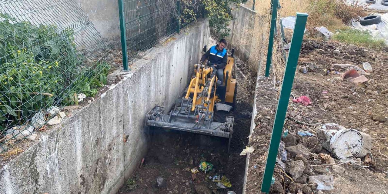 Emlakdere Mahallesi’nde dere temizlik çalışması yapıldı