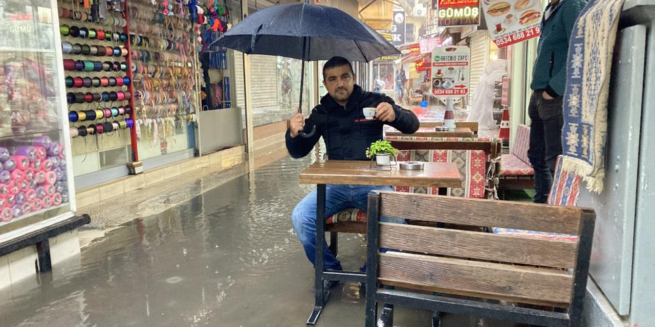 Esnaf su baskınıyla uğraştı, o kahve keyfi yaptı