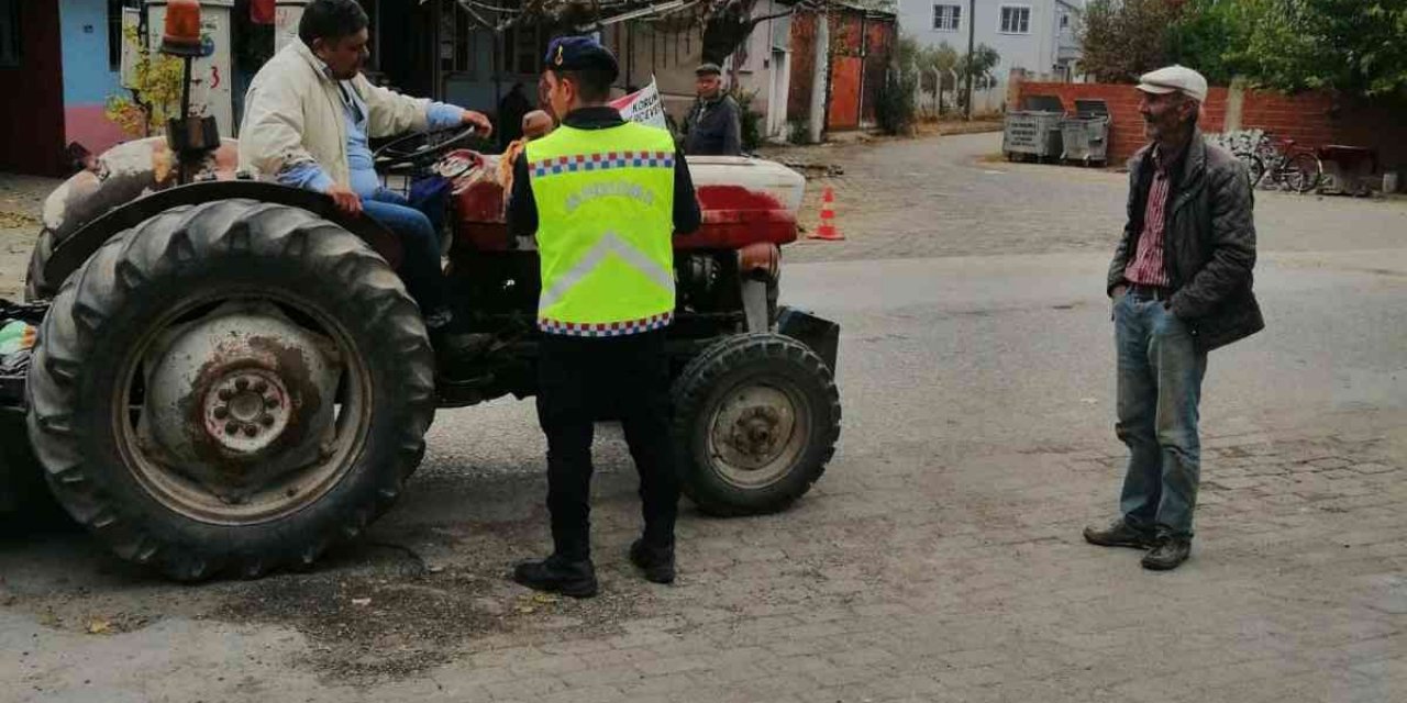 Jandarma traktör sürücülerini bilgilendirdi