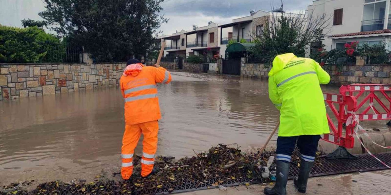 Sağanak yağışta Büyükşehir ekipleri teyakkuzda