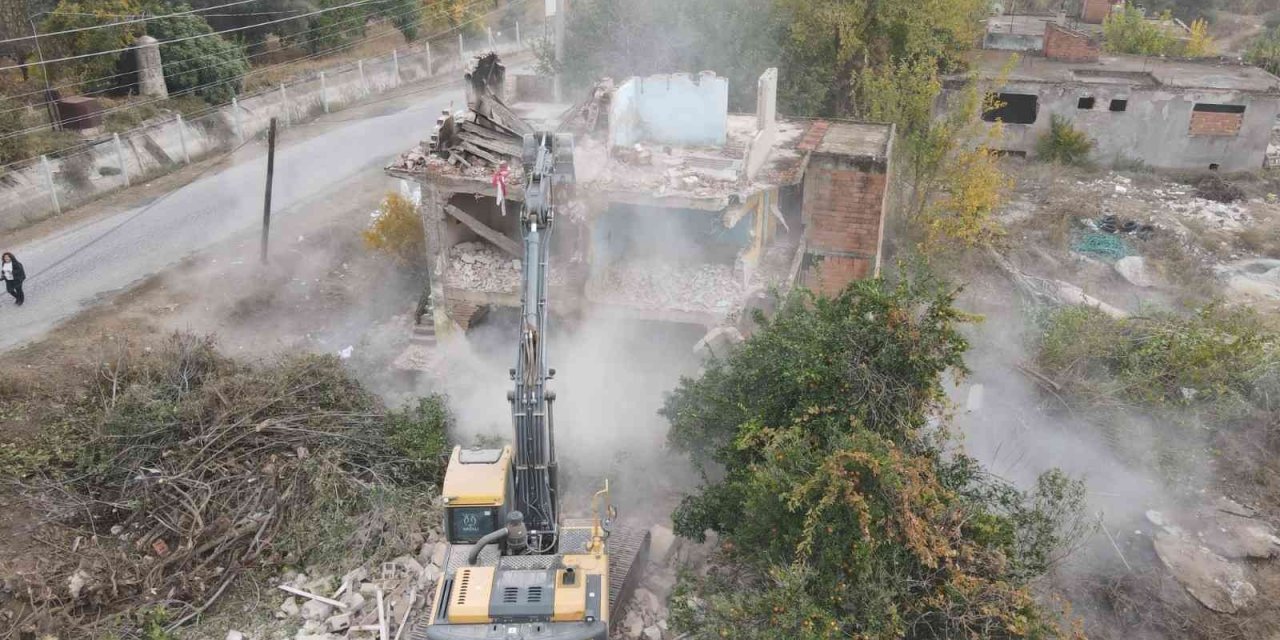 Nazilli’de metruk binalar yıkılıyor
