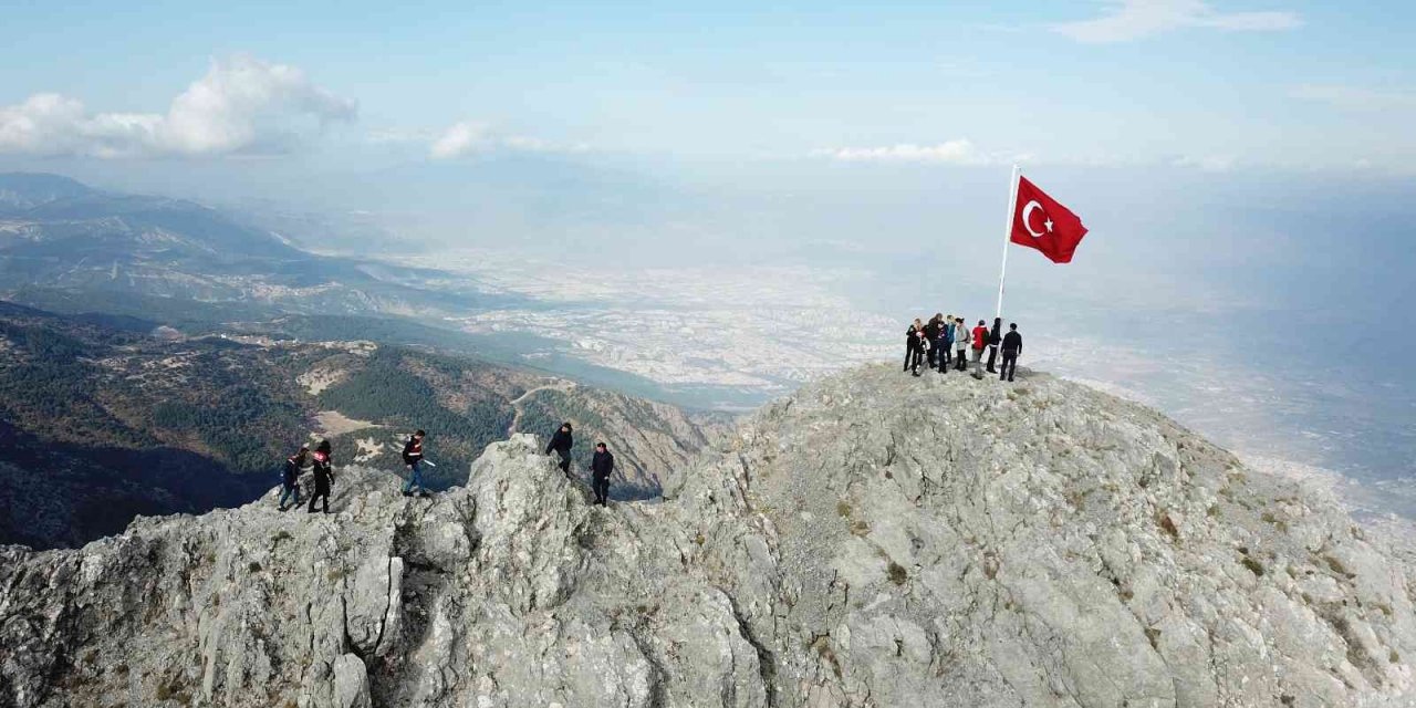 Spil Dağı’nın zirvesinden kadına yönelik şiddete dikkat çektiler