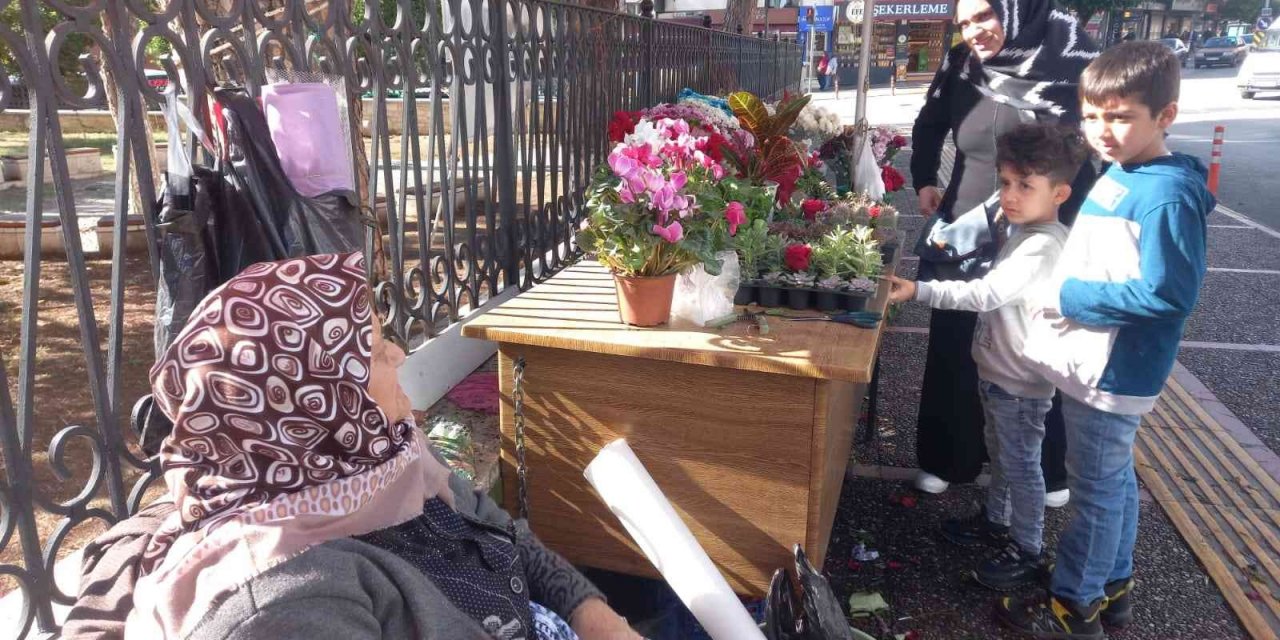 Öğretmenler Günü Ayşe teyzenin yüzünü güldürdü