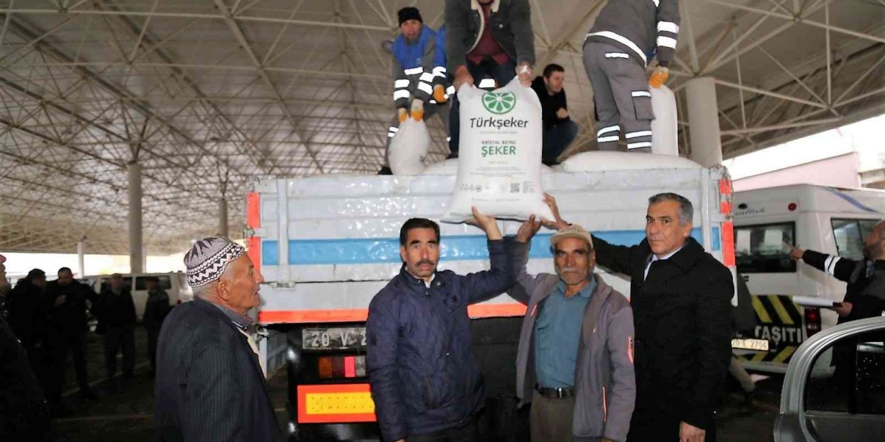 Çameli’nde arı üreticilerine 34 ton toz şeker desteği verildi