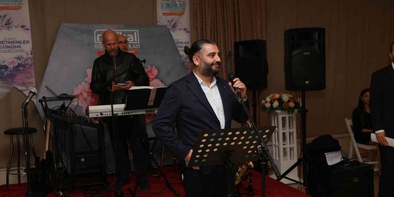 Radikal Eğitim Kurumlarında Öğretmenler Günü coşkusu