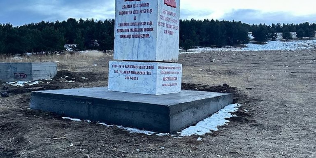 Muğla’da hazırlanan 35 tonluk mermer kaide Sarıkamış Şehitleri’nin yürüyüşe başladığı alana dikildi
