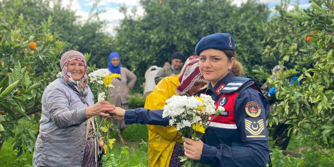 İzmir jandarması, mandalina bahçelerindeki kadınlarla buluştu