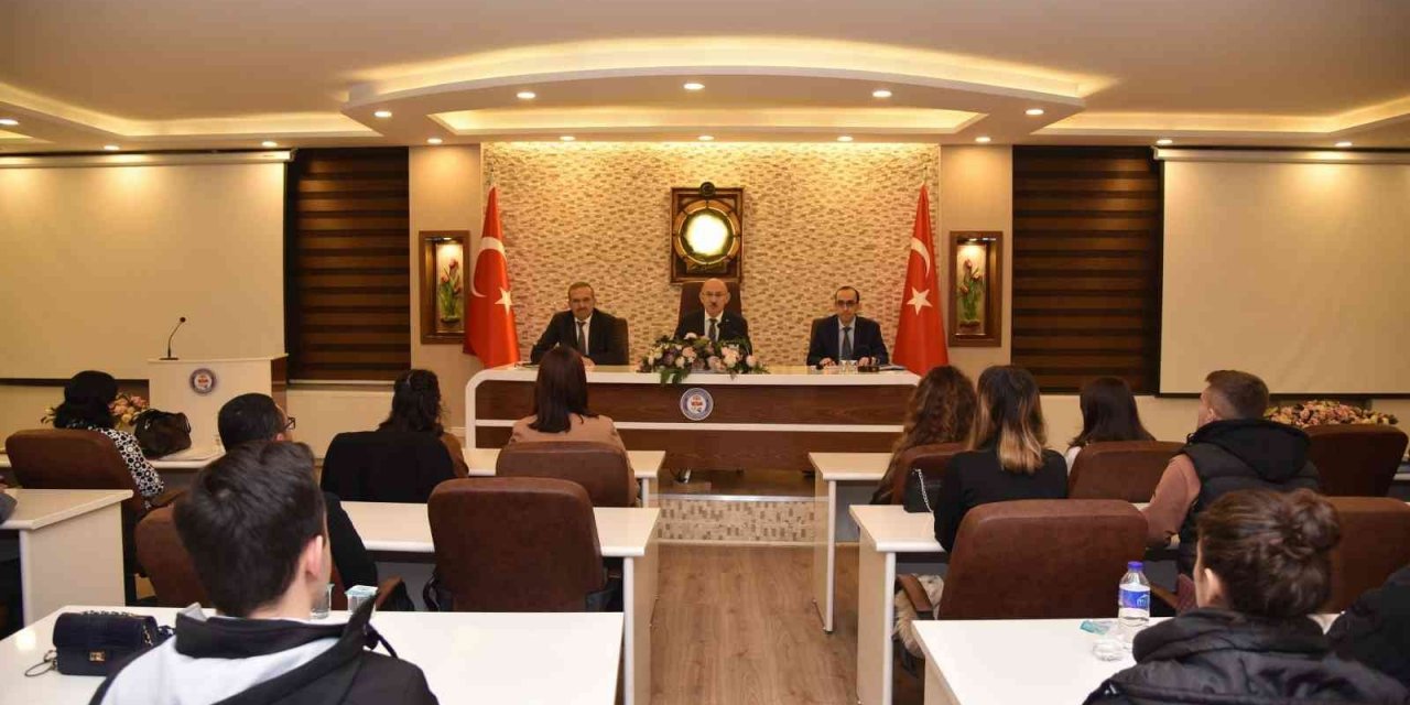 Vali Karadeniz, Manisa’da göreve yeni başlayan kamu personeliyle buluştu