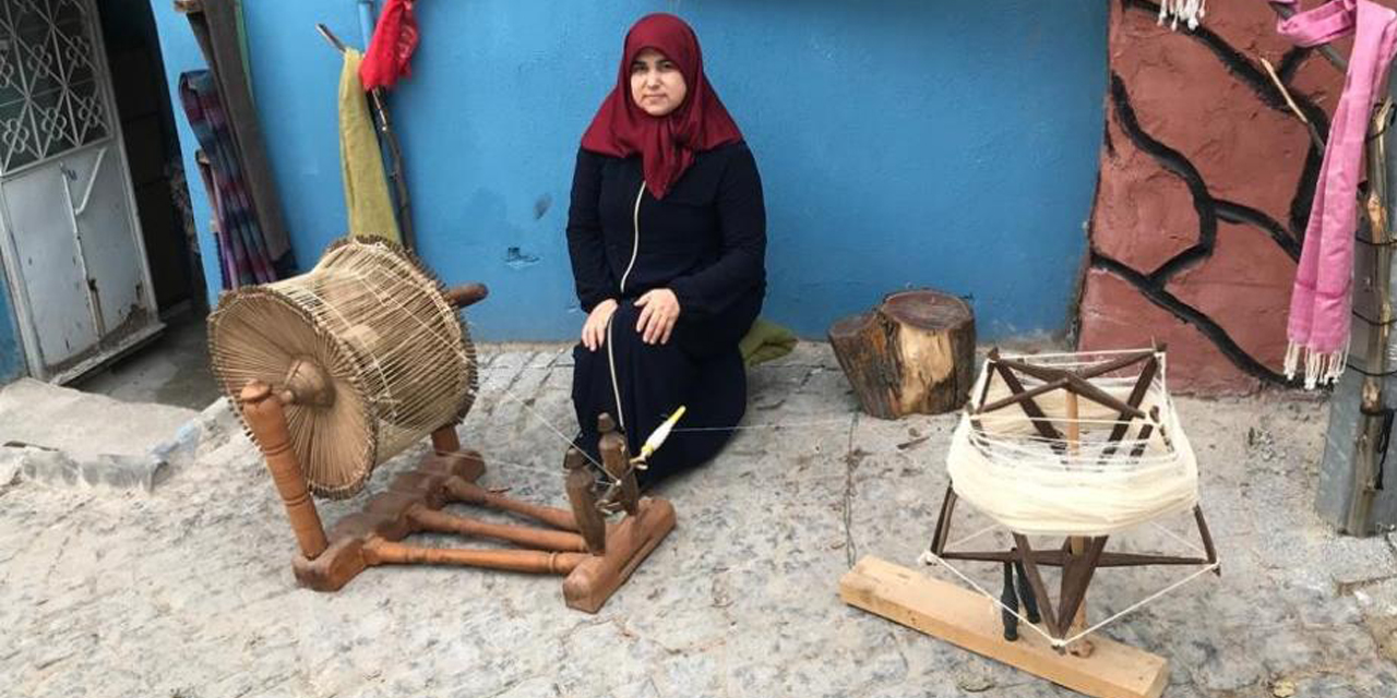 Ata mesleğini tarihi sokakta ilmek ilmek dokuyarak yaşatıyor