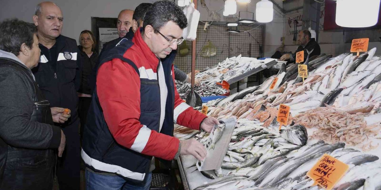Kuşadası’nda balık tezgahları denetlendi