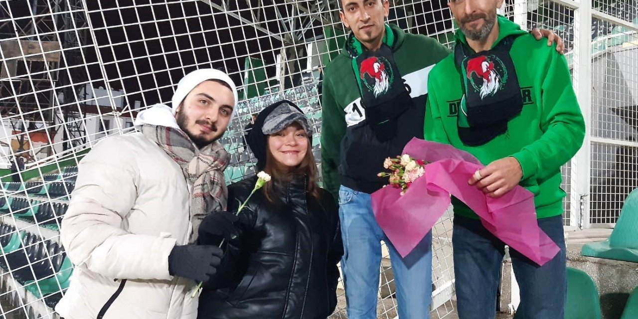 Denizlispor’un kadın taraftarlarına karanfil dağıtıldı