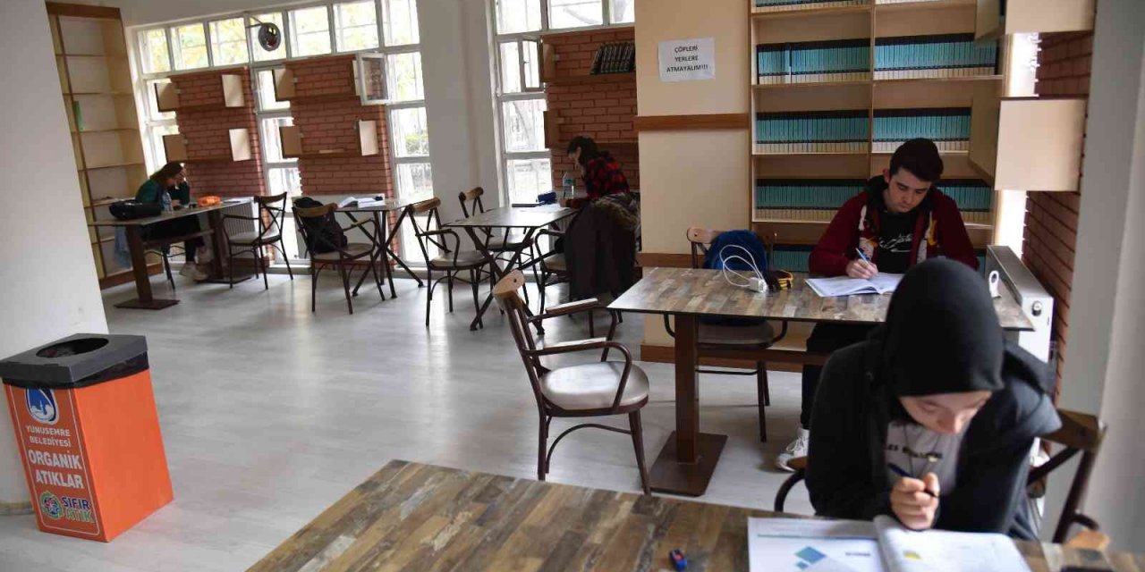Yunusemre’de kütüphaneler kitapseverlerin uğrak noktası oluyor