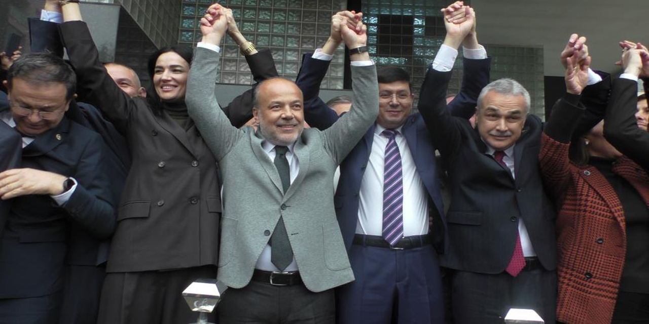 İYİ Parti’den AK Parti’ye geçen Başkan Özcan’a görkemli karşılama