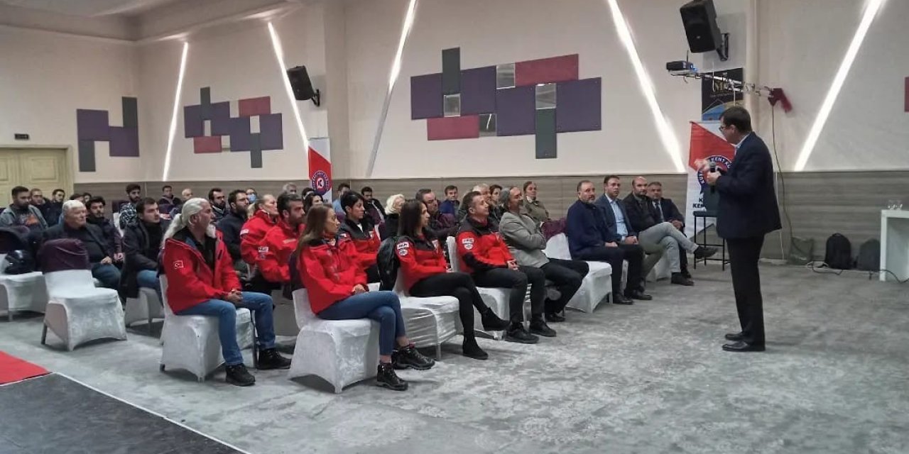 Kuşadası Belediyesi deprem konulu panele ev sahipliği yaptı