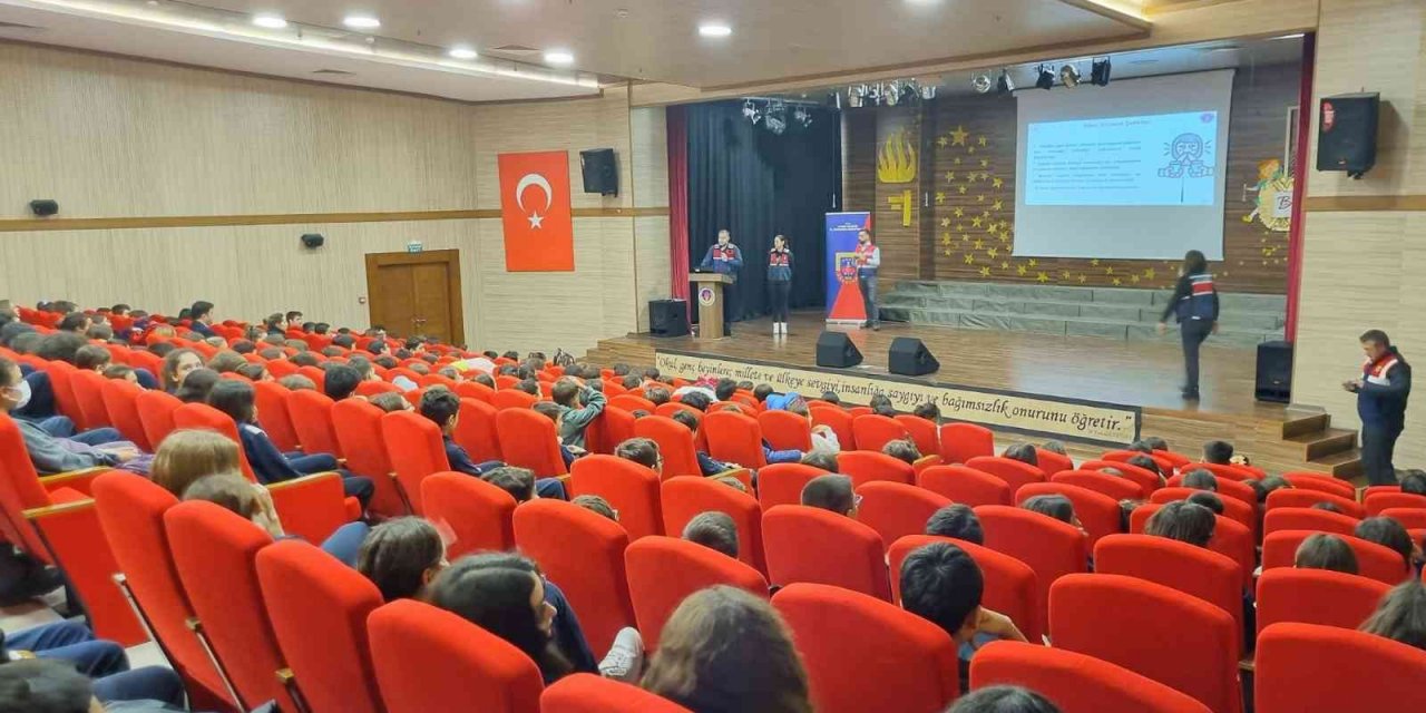 Öğrenciler siber suçlara karşı bilgilendirildi