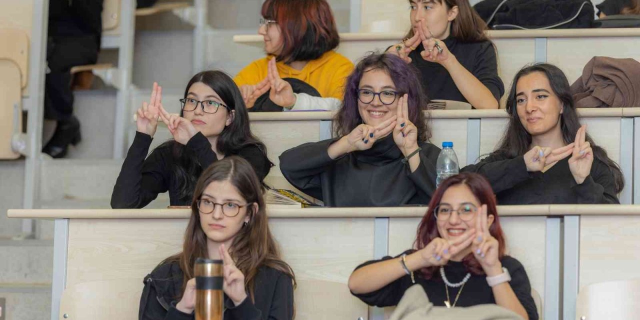 Elleriyle konuşmayı öğrendiler