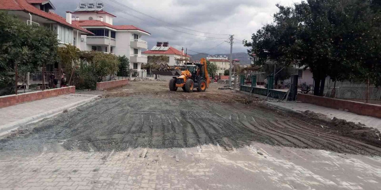 Ortaca genelinde yol bakım ve yenileme çalışmaları sürüyor