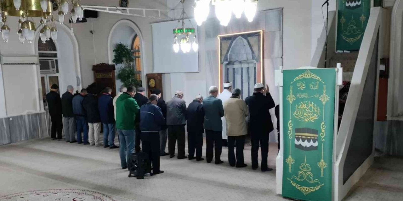 Germencik’te vatandaşlar sabah namazında bir araya geliyor