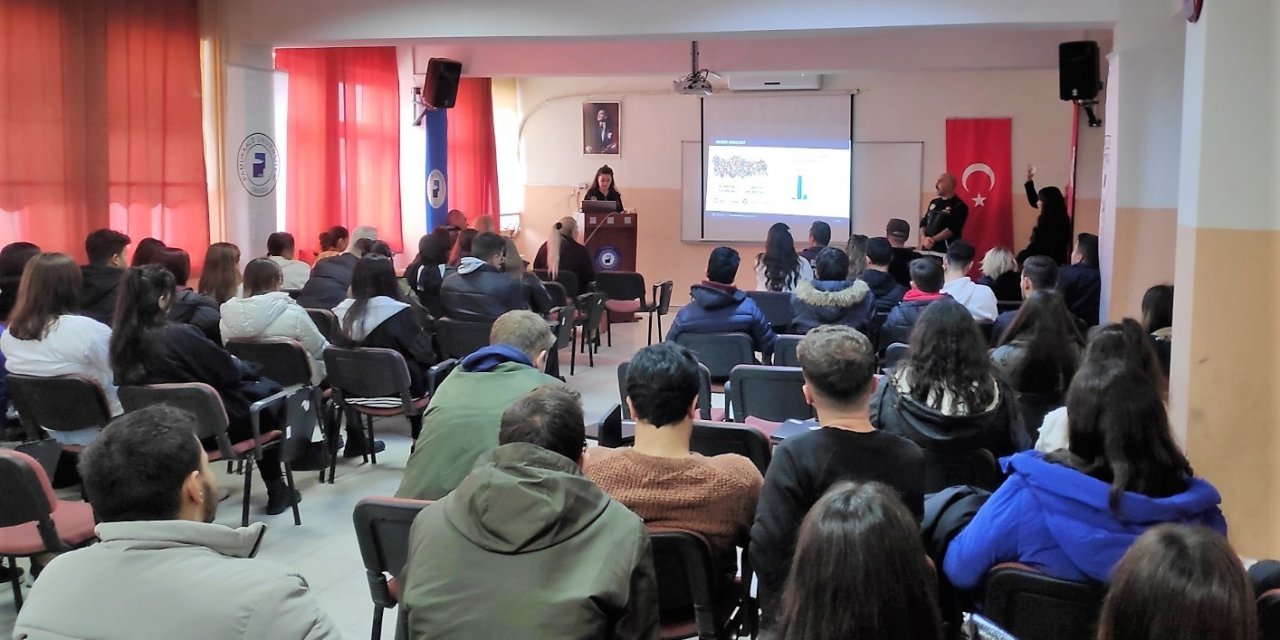 Honaz’da gençler madde bağımlılığı konusunda bilgilendirildi.