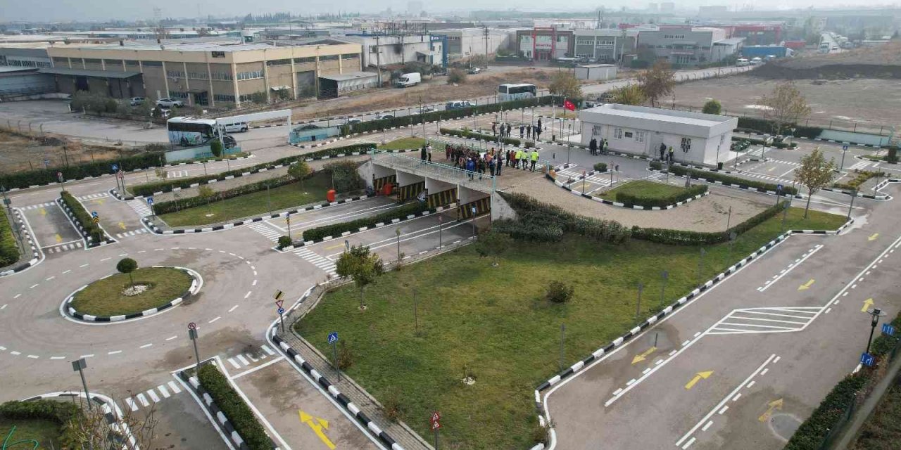 Minikler trafik kurallarını eğlenerek öğreniyorlar