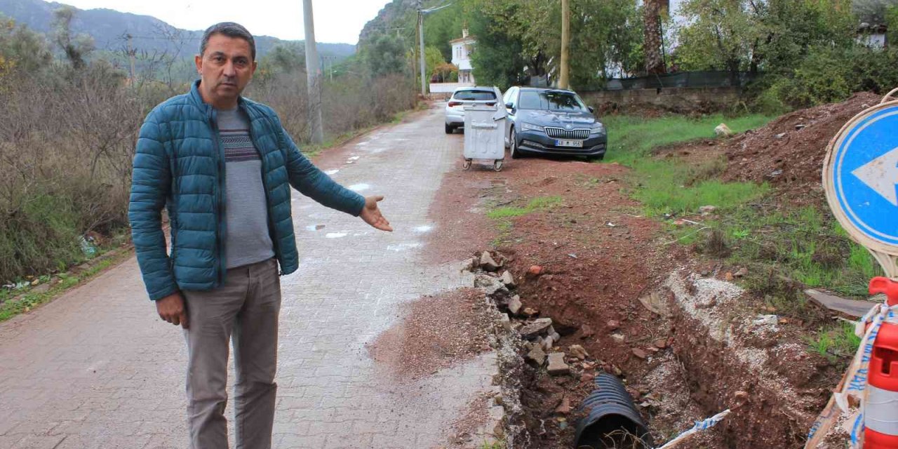 Dünyaca ünlü plajın bulunduğu mahallede yol sorunu için çözüm aranıyor