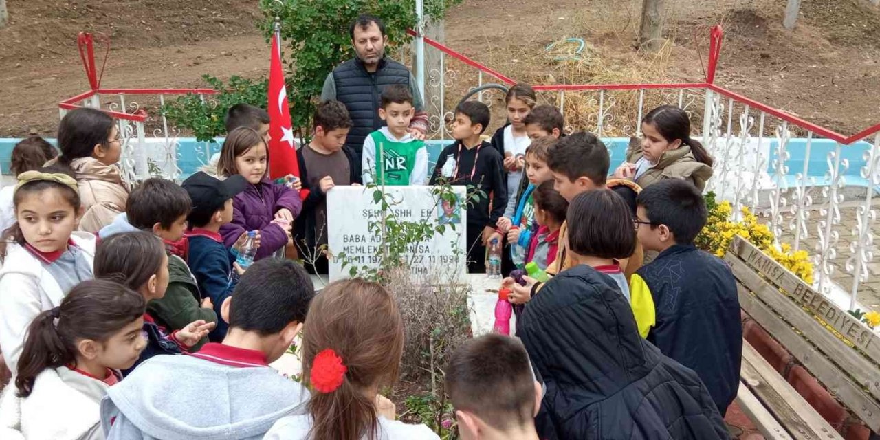 İsmini taşıdıkları şehidin mezarını ziyaret edip dua ettiler
