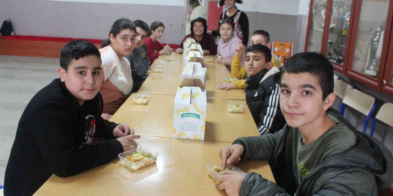 Engelliler makarna yarışmalarıyla eğlendi