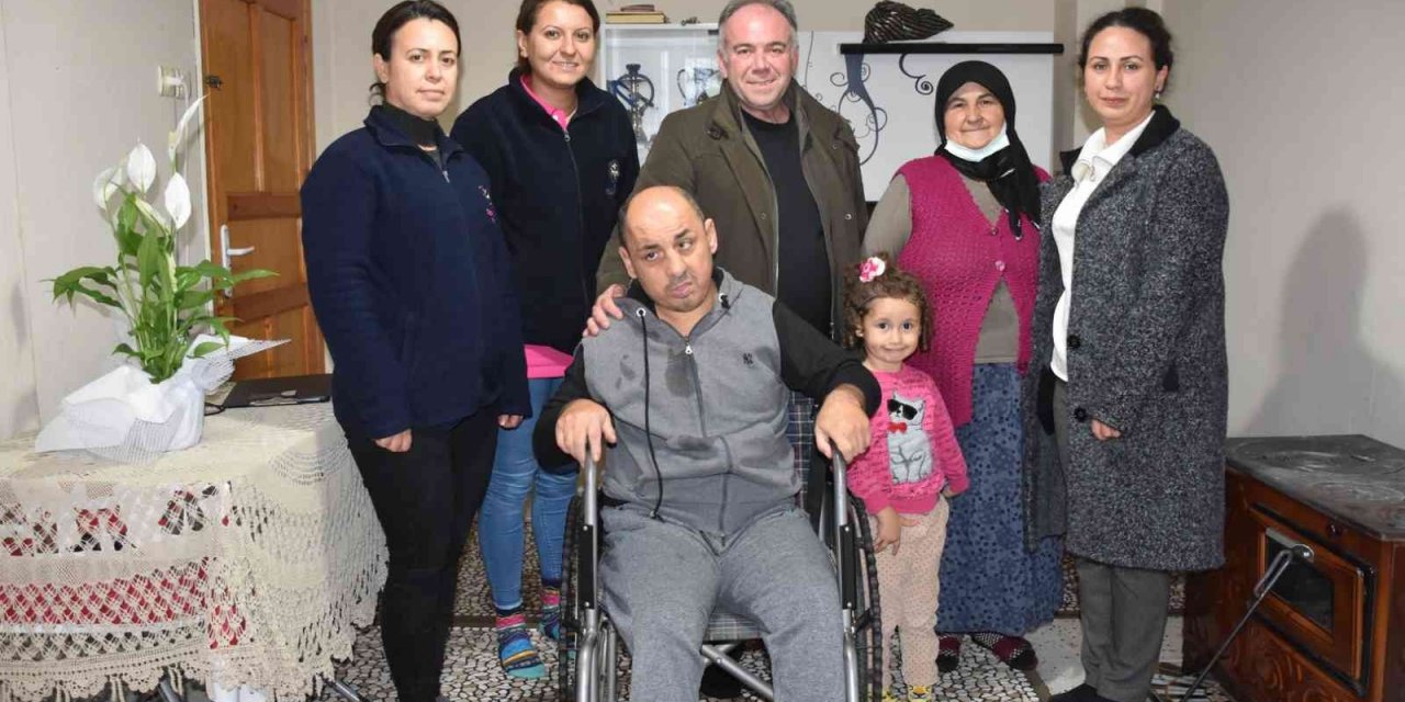 Germencik Belediyesi’nden engelli vatandaşa tekerlekli sandalye hediyesi