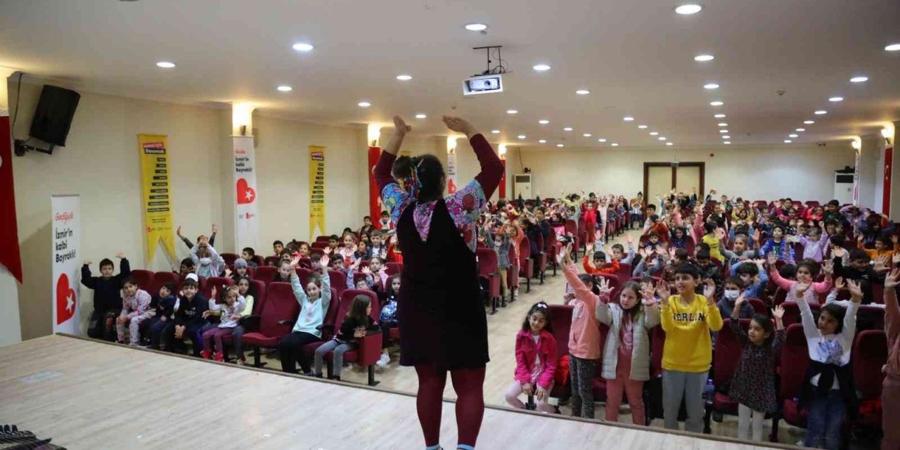 Bayraklılı çocuklar tiyatroyu sevdi