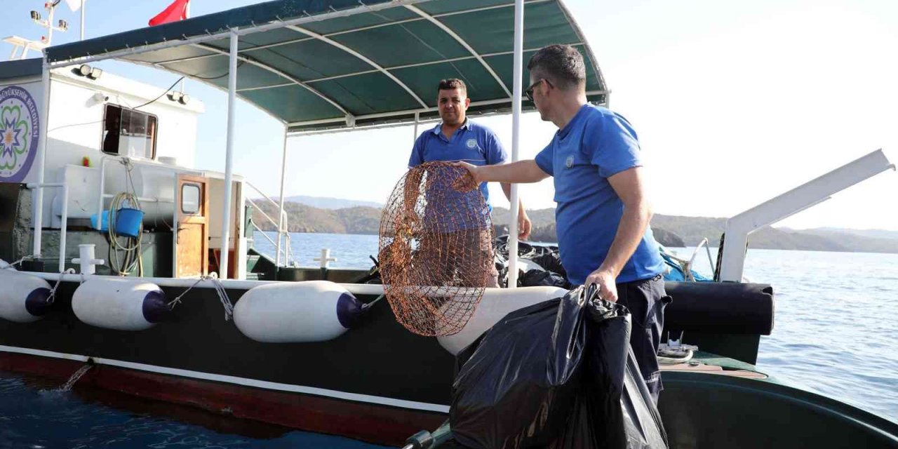 Gökova Körfezinde 19 ton çöp toplandı