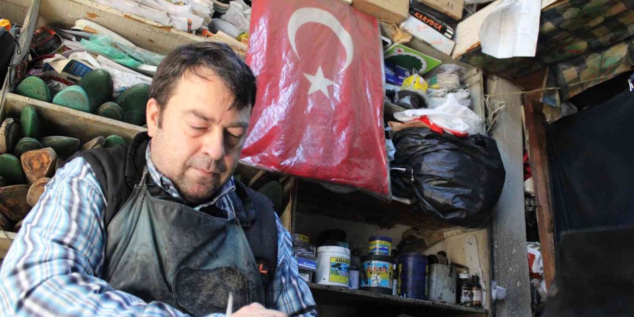 Aydınlı esnafın bayrak hassasiyeti takdir topladı