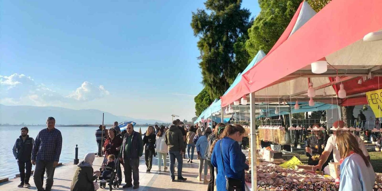 Köyceğiz’de vatandaşlar sıcak havanın keyfini çıkardı