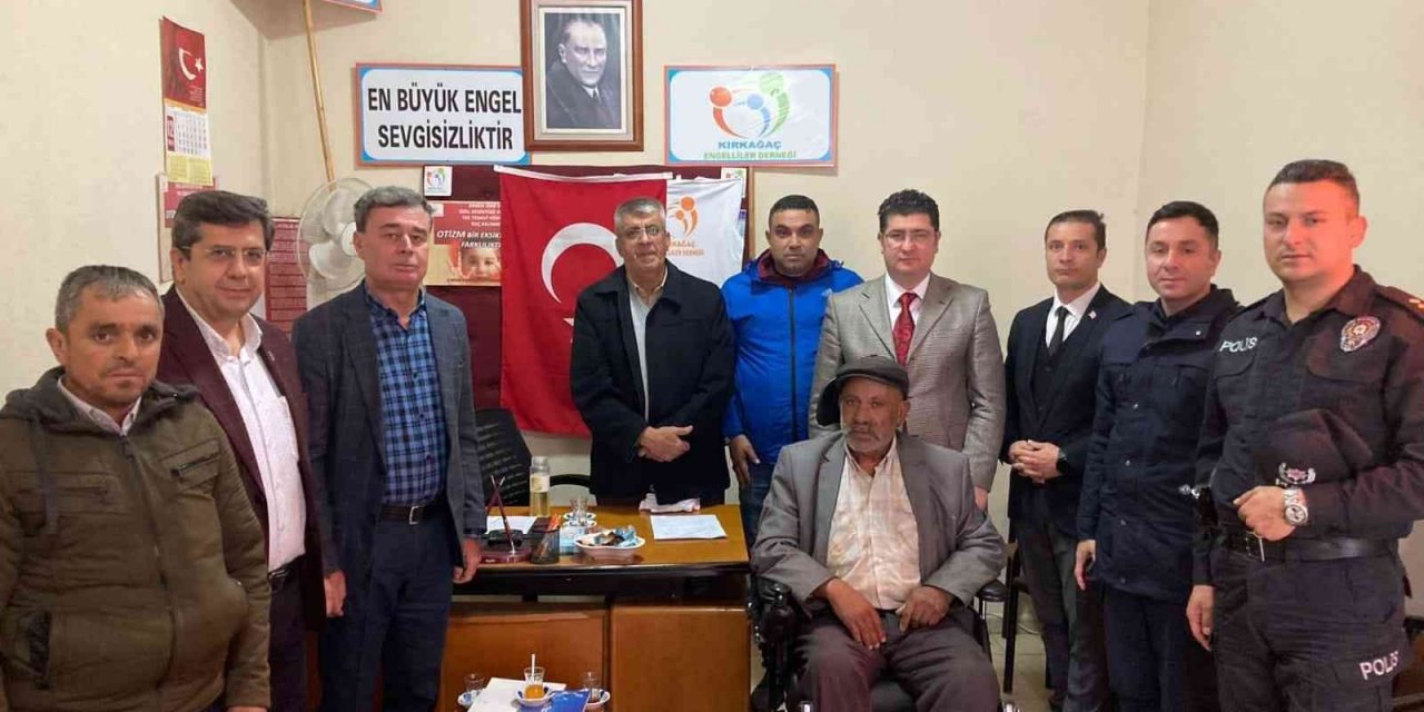 Yaşlı adam akülü arabasına kavuştu