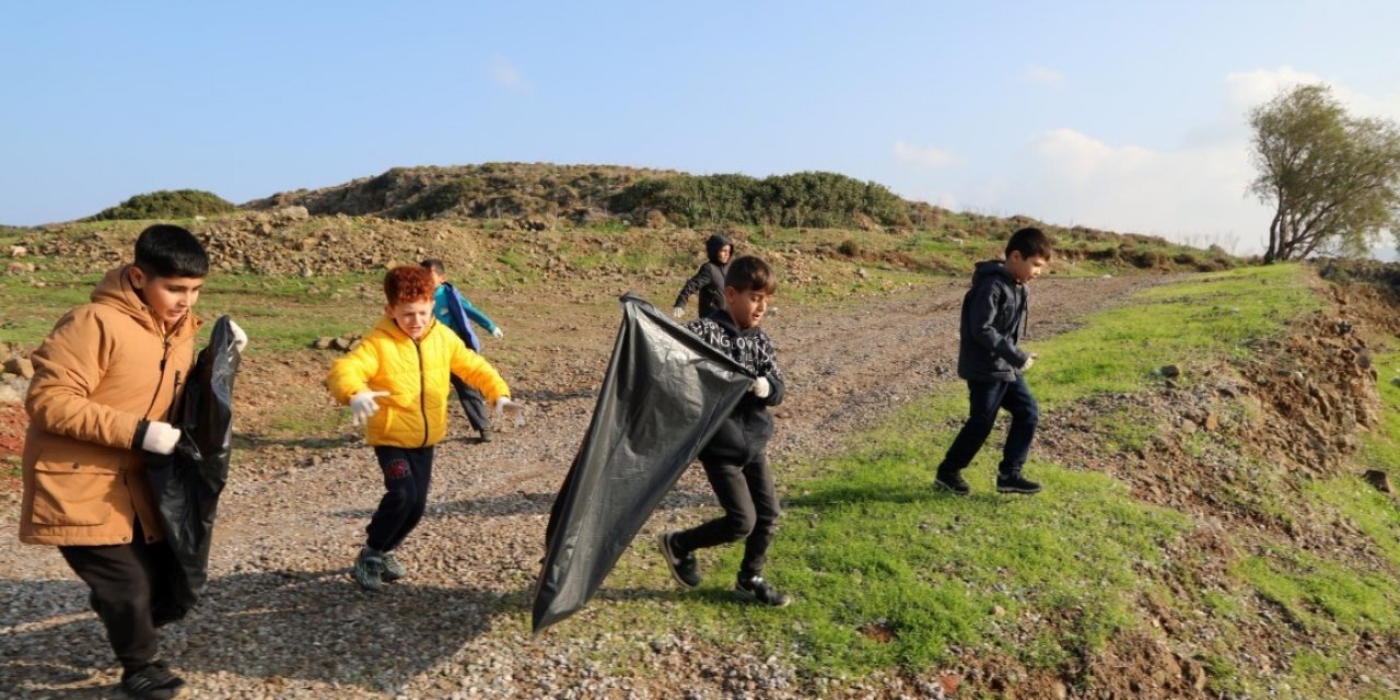 Minik öğrenciler Bodrum sahilini pırıl pırıl yaptı