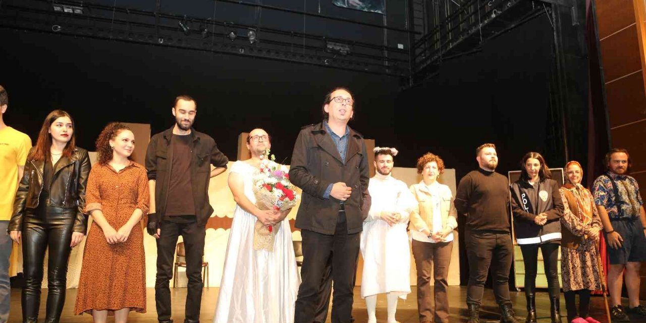 Efeler’de ’Entrikalı Dolap Komedyası’ isimli oyun seyirci ile buluştu