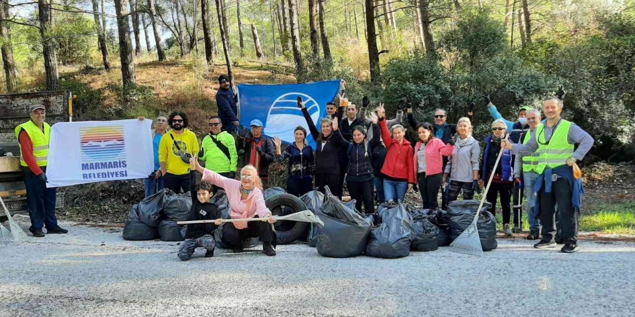 Marmaris doğa gönüllüleri çöp toplama etkinliklerine devam ediyor