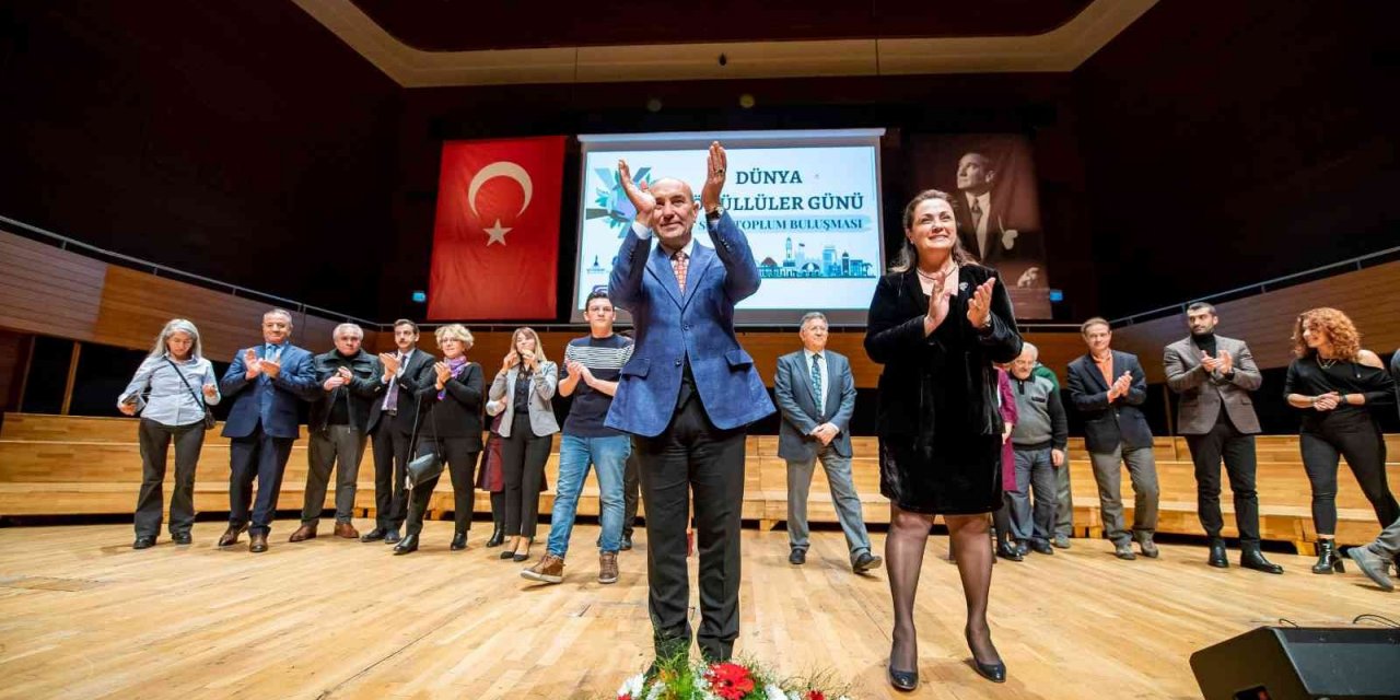 Soyer: “İzmir felaketleri gönüllülükle aştı”