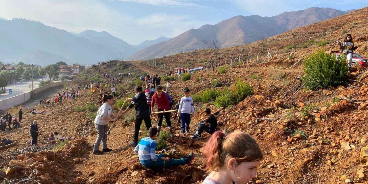 İçmelerli öğrenciler yüzlerce fidanı toprakla buluşturdu