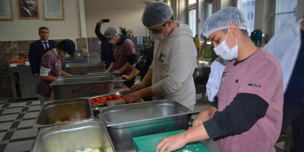 Öğrenciler hem üretiyor, hem de para kazanıyor