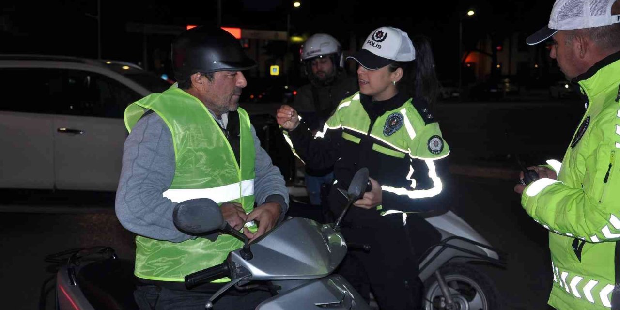 Trafik ekipleri, 2 tekerlekli sürücülere reflektif yelek dağıttı