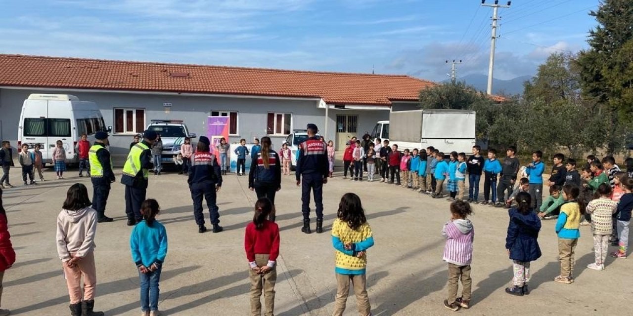 Jandarmadan öğrencilerle sevgi ve farkındalık çemberi