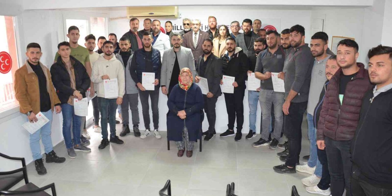 Didim’de MHP’ye üye olan gençlere rozetlerini İl Başkanı Alıcık taktı