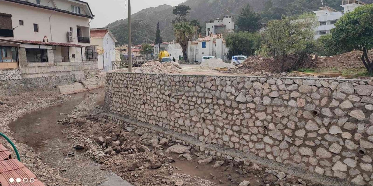 Büyükşehir Marmaris’te zarar gören dere duvarlarını tamir etti