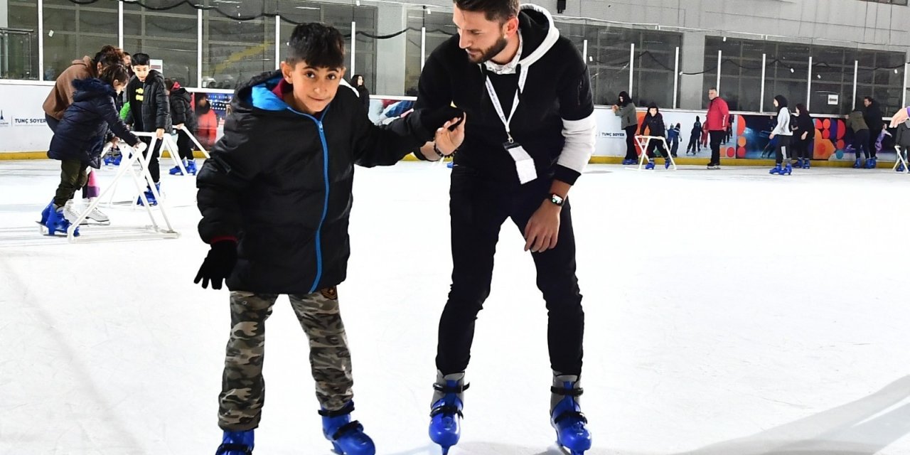 Gönüllü gençler kardeşleriyle buz pistinde buluştu