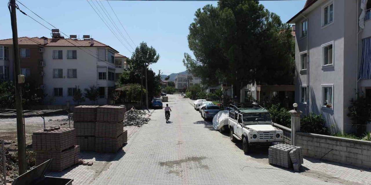 Ortaca’da yollara kilitli parke döşeniyor