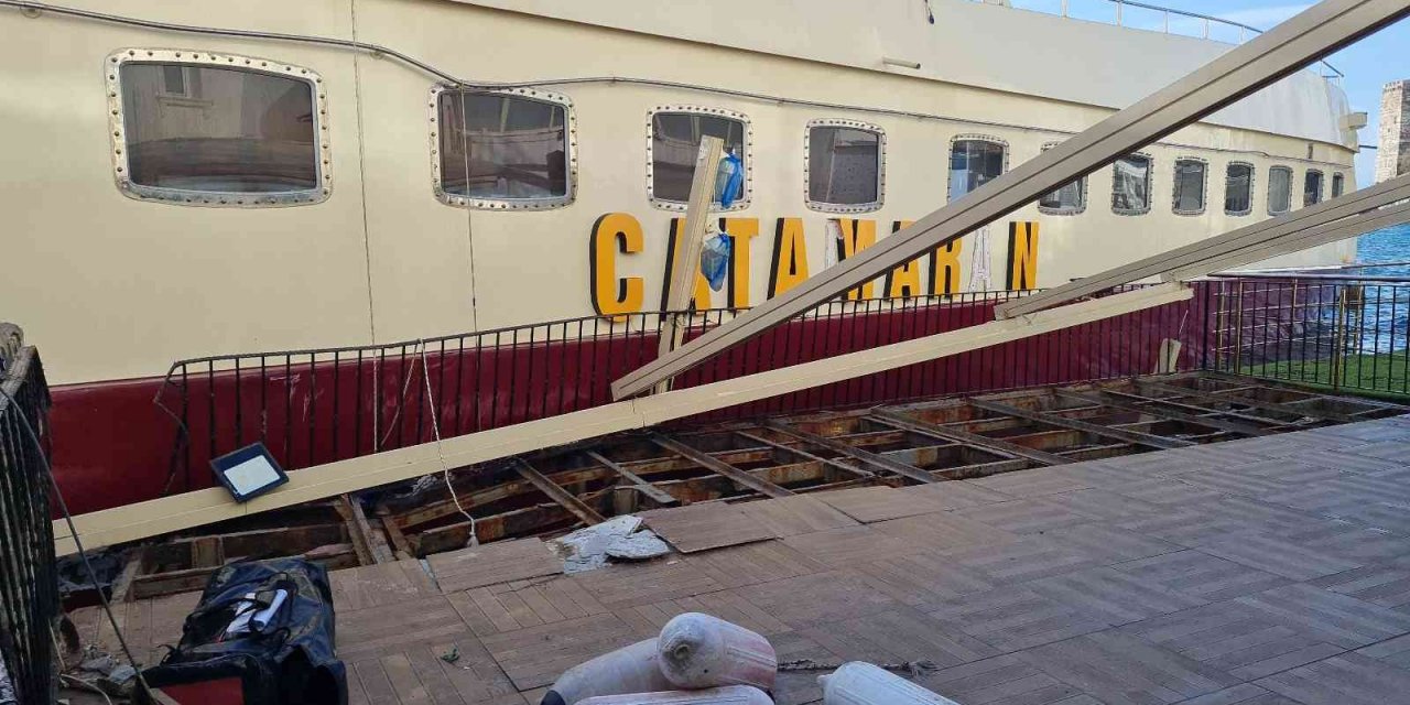 Yüzer disko Catamaran için kurtarma çalışması yapılıyor