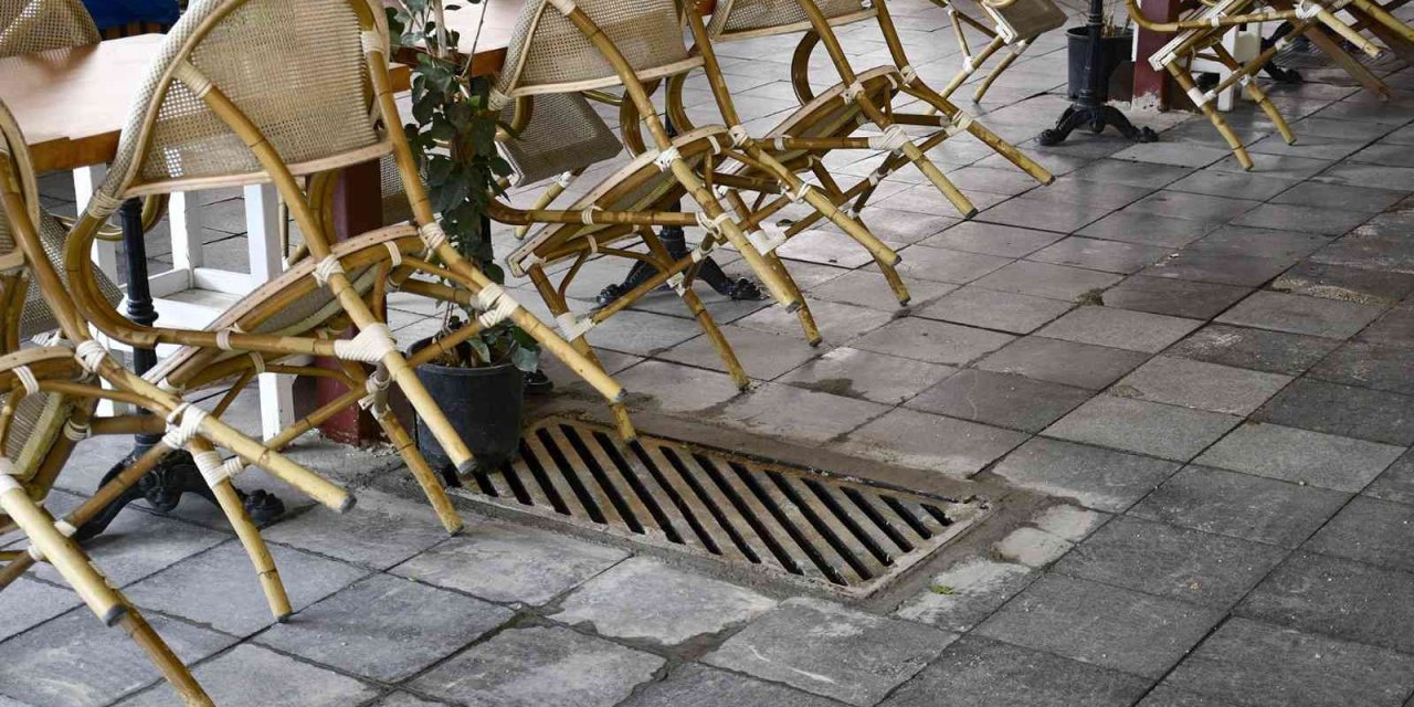 Kuşadası’nda alt yapı çalışmaları devam ediyor