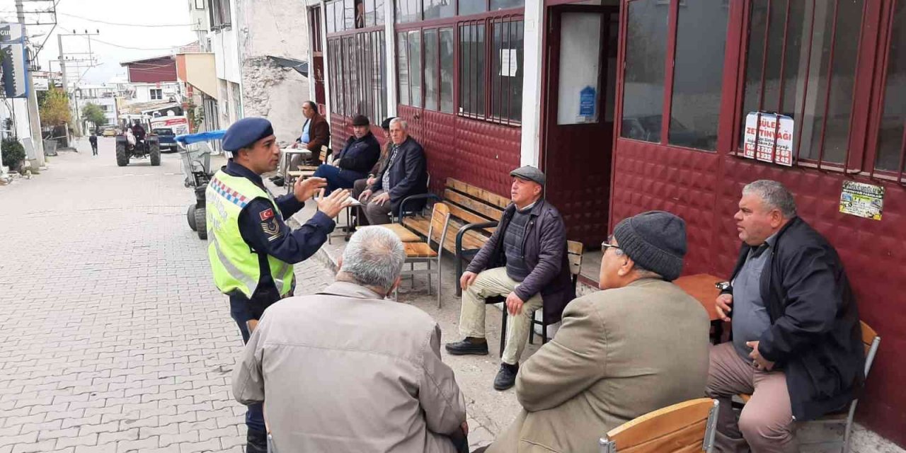 Jandarma traktör sürücülerini bilgilendirdi
