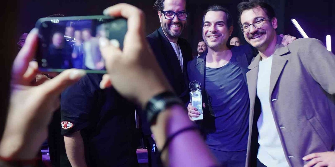 Mor ve Ötesine albüm tasarladı, ödüle doymadı