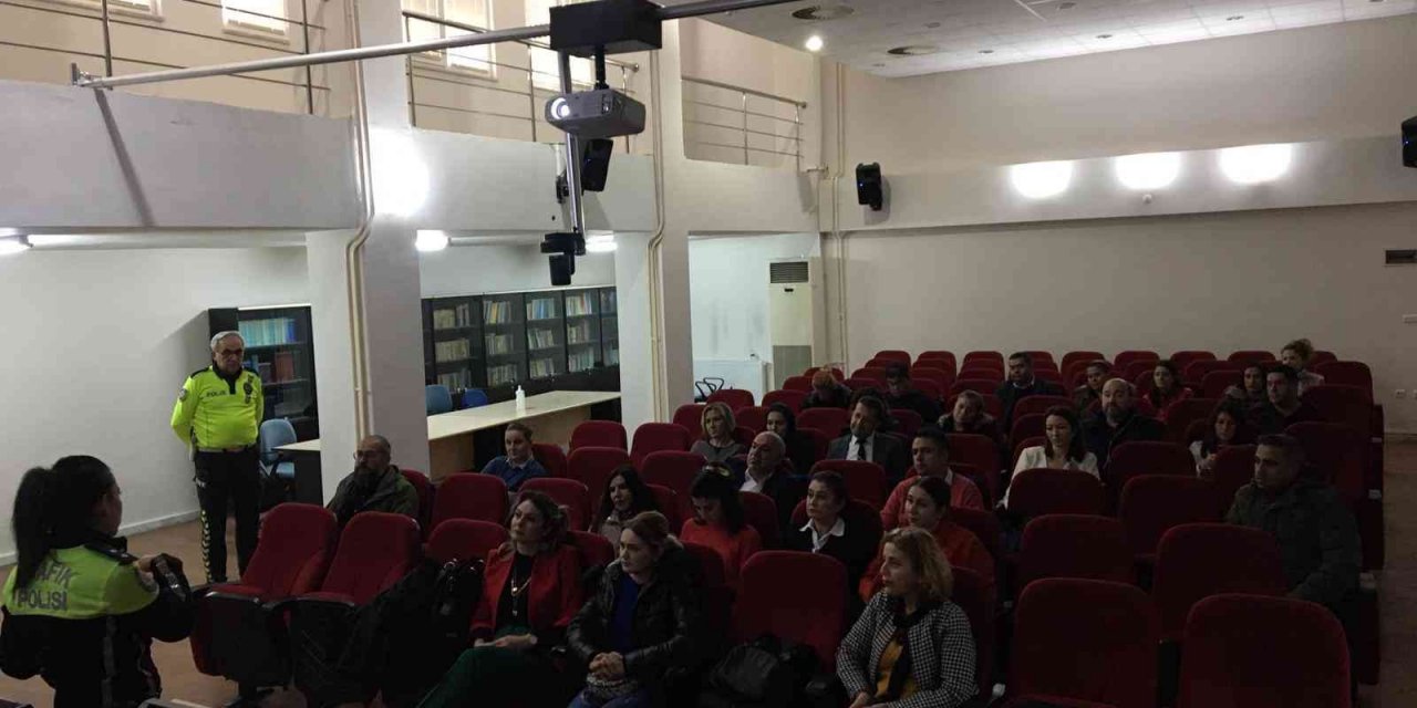 Gönüllü okul trafik görevlilerine eğitim verildi